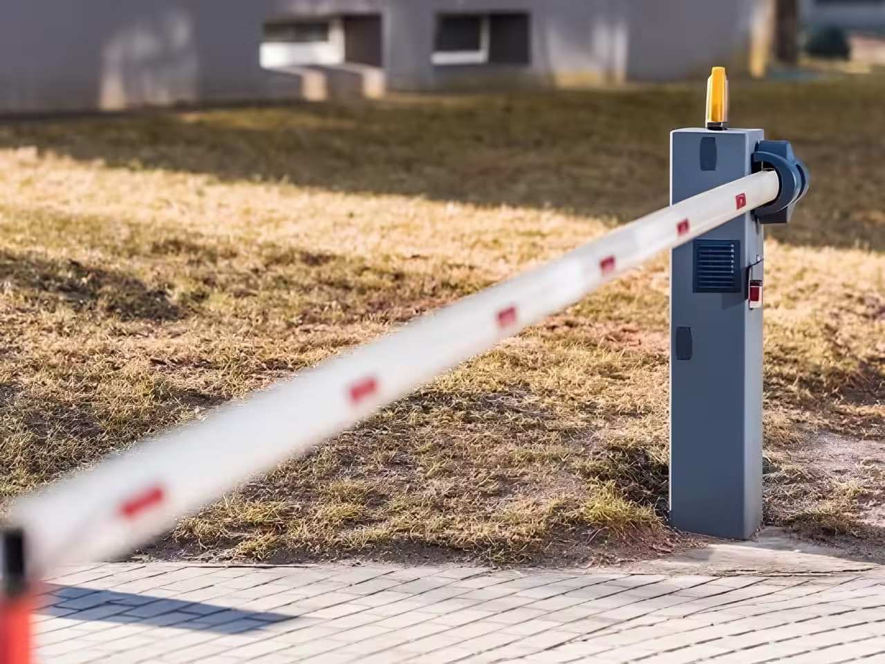 راهبند پارکینگ ورودی ماشین رو 126 نصب راهبند بازویی یزد