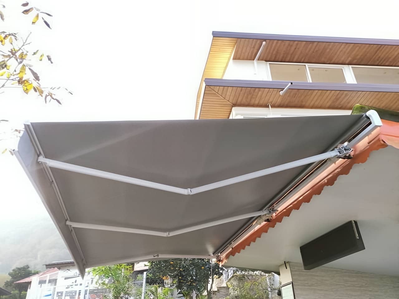 سایبان برقی یزد برای کافه&zwnj;ها و رستوران&zwnj;ها