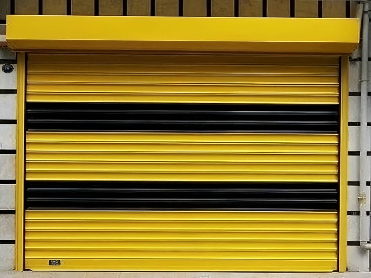 حفاظ کرکره برقی درب آپارتمان در ابرکوه حفاظ کرکره برقی درب آپارتمان در ابرکوه