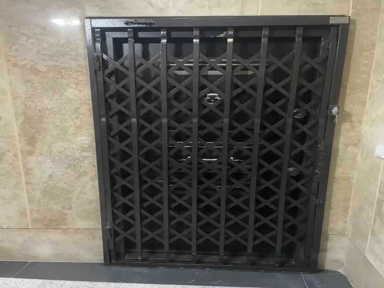 درب آکاردئونی در اردکان