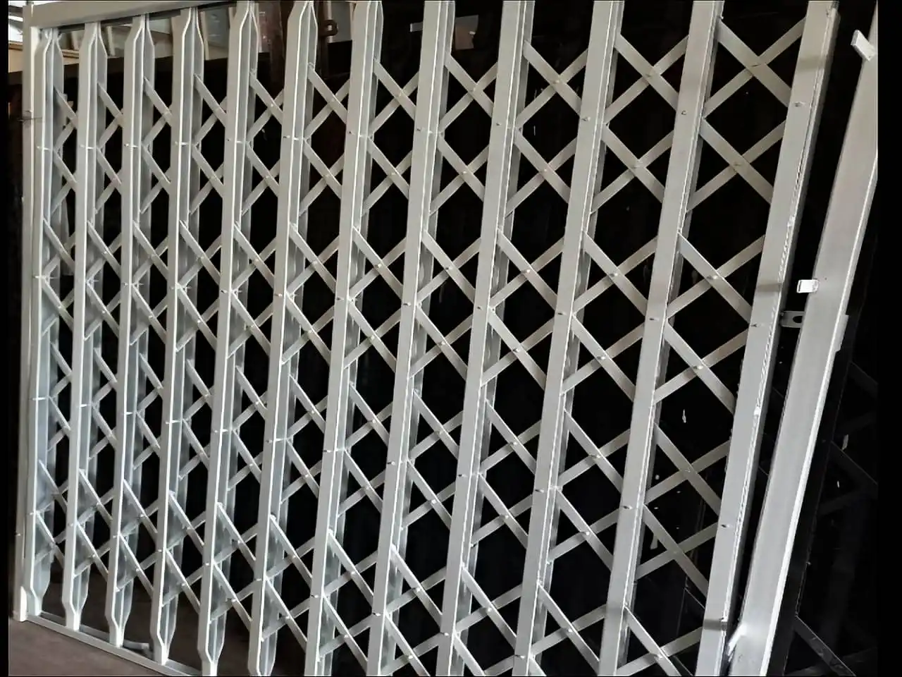 درب آکاردئونی در اشکنان