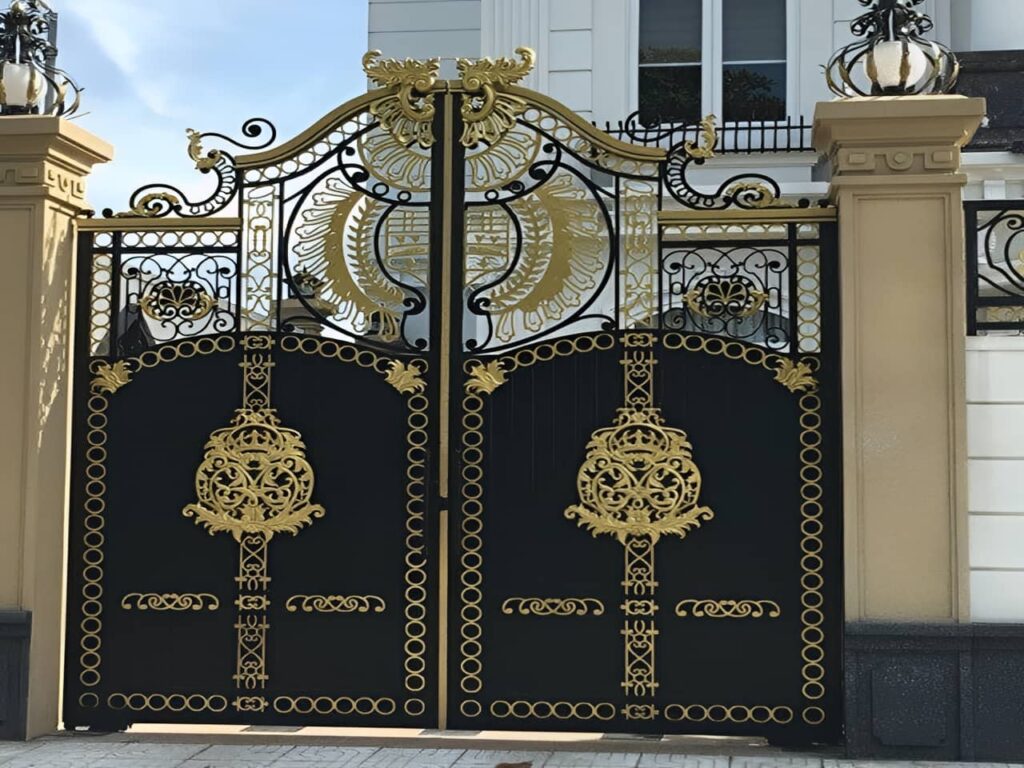 درب آهنی حیاط در اشکنان