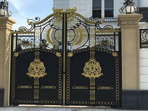 درب آهنی حیاط در اشکنان