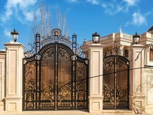 درب آهنی حیاط در اشکذر