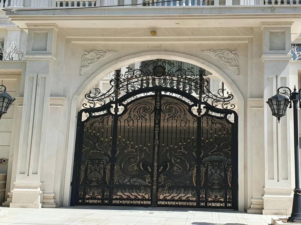 درب آهنی حیاط در ابرکوه درب آهنی حیاط در ابرکوه
