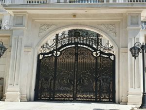 درب آهنی حیاط در ابرکوه