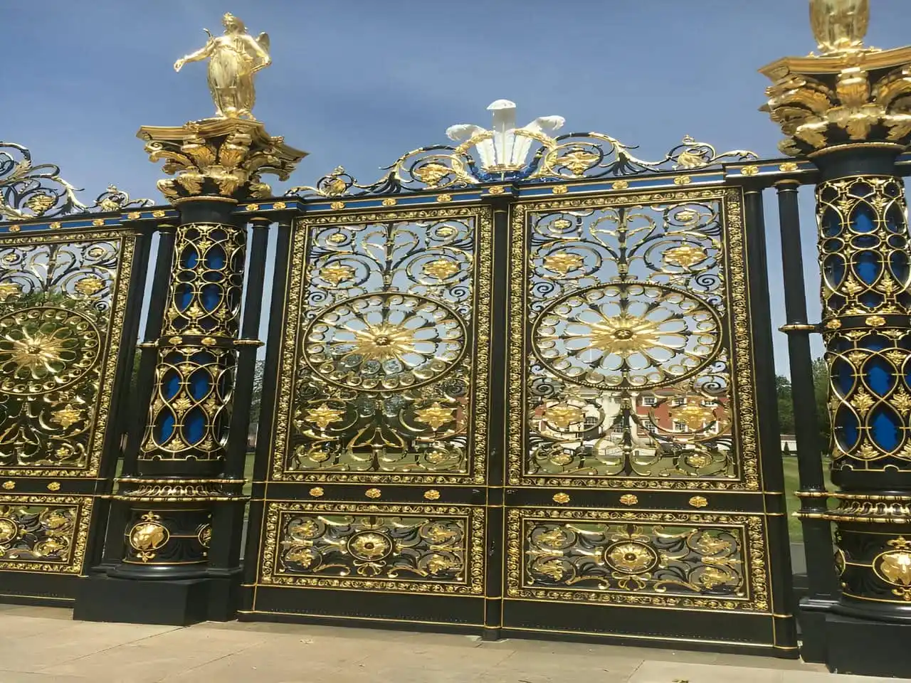 درب آهنی پارکینگ شمالی و جنوبی در میبد درب آهنی پارکینگ شمالی و جنوبی در میبد