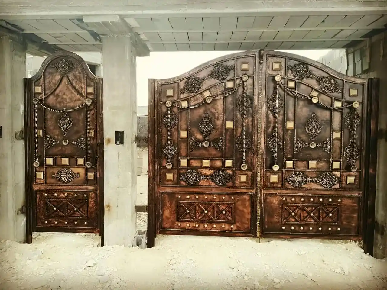 درب آهنی در ابرکوه