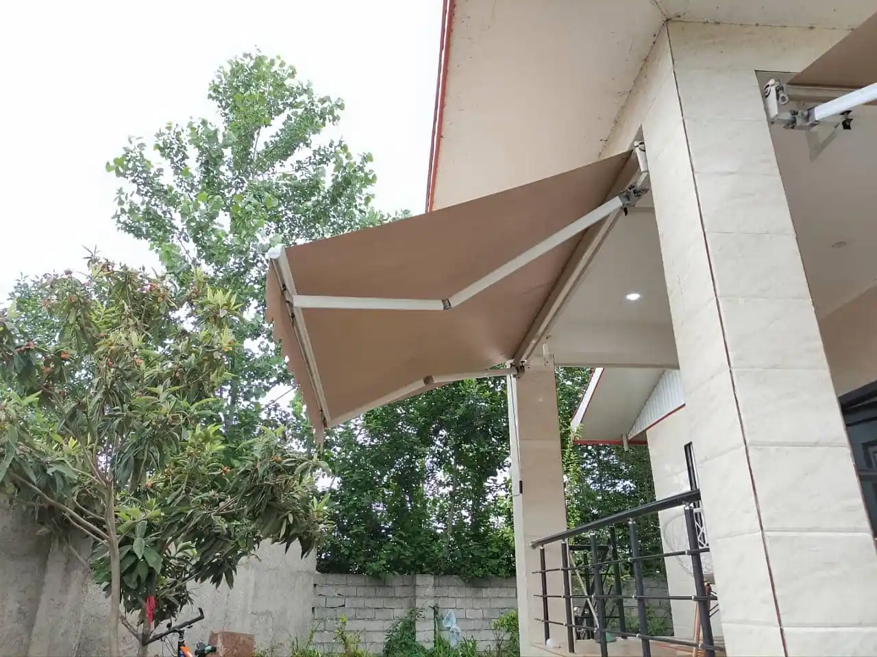 سایبان برقی چتری ابرکوه | ظاهر شیک و کارایی بالا در فضای باز