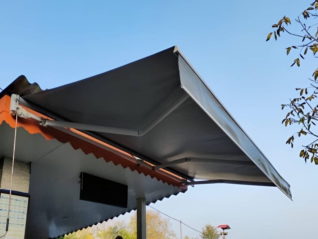 سایبان برقی پارکینگ در شهر میبد
