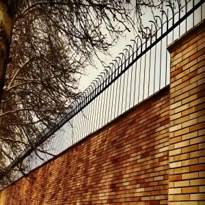 حفاظ سرنیزه ای در یزد؛ امنیت دیوار با طراحی کلاسیک و مقاوم