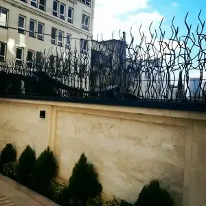 حفاظ شاخ گوزنی پایه بلند در یزد؛ امنیت فوق العاده برای دیوارهای بلند و پروژه های خاص