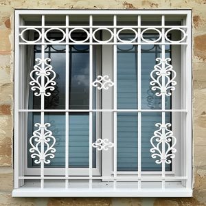 حفاظ پنجره مدل نقشینه در یزد؛ هنر فرفورژه با اصالت ایرانی برای نمای کلاسیک