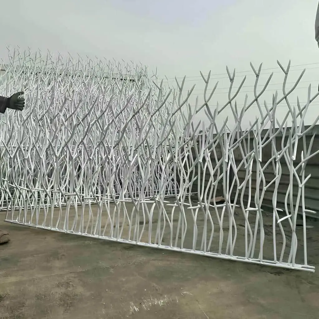 حفاظ شاخ گوزنی در یزد با تراکم بالا روی دیوار ویلای مدرن