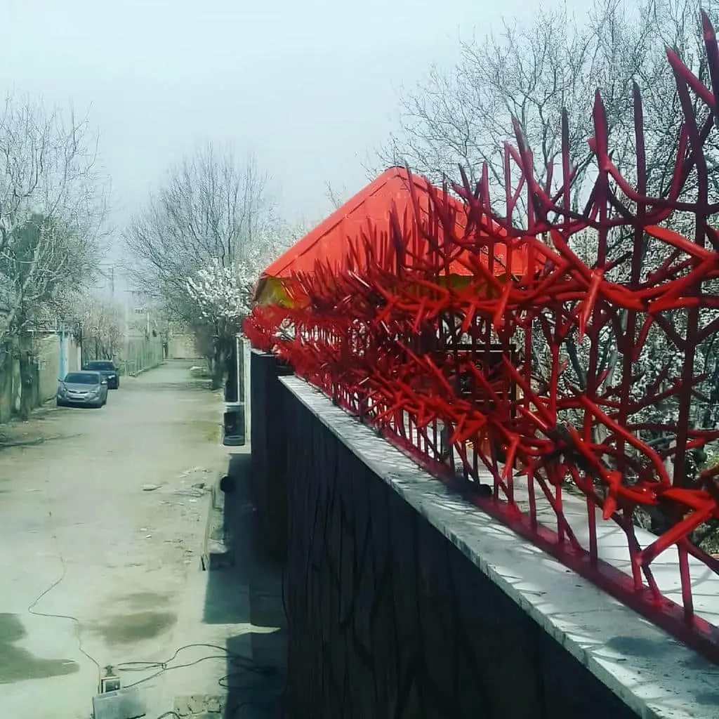 زیبایی و امنیت حفاظ شاخ گوزنی نصب شده روی دیوار بلوکی در یزد