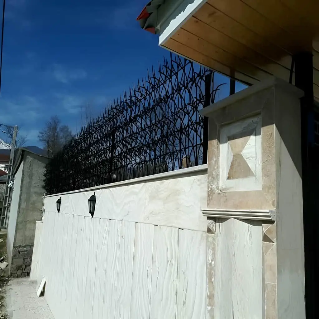 حفاظ اف آبشاری پرتراکم سفید نصب شده روی دیوار بلند در یزد