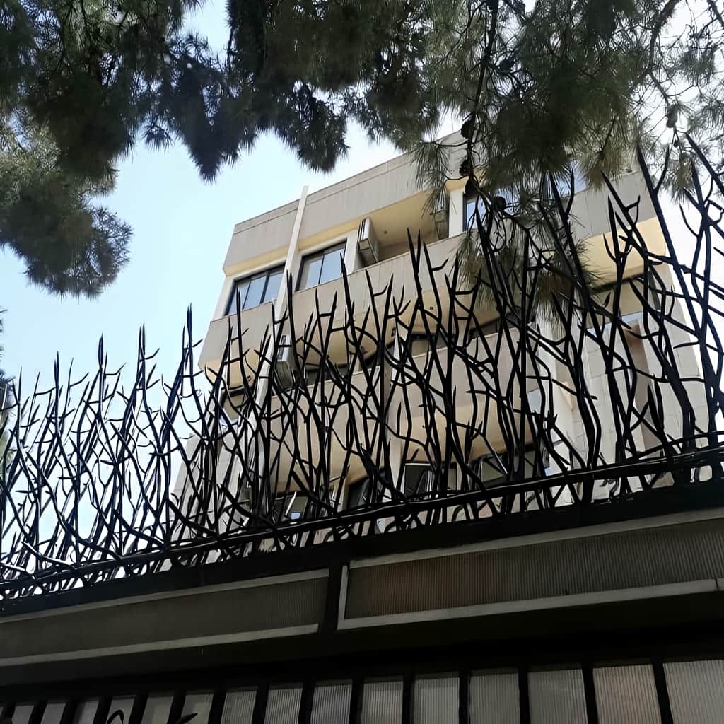 نمای نزدیک حفاظ بوته ای تراکم 53 رنگ مشکی و طلایی در یزد