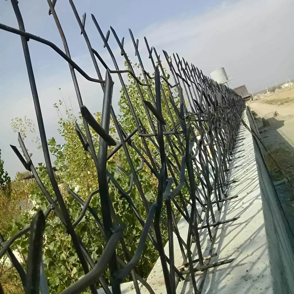 حفاظ شاخ گوزنی تراکم 34 نصب شده روی دیوار سیمانی در یزد