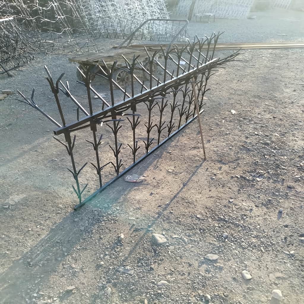 حفاظ شمشادی روی دیوار سنگی ویلا در یزد