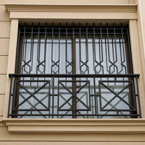 مشاهده عکس و قیمت مدل‌های حفاظ پنجره در یزد؛ انتخاب بهترین حفاظ برای امنیت و زیبایی منزل