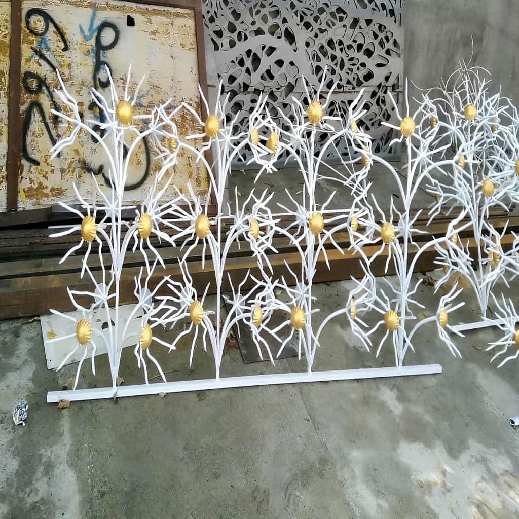 نصب تخصصی حفاظ گل آفتابگردان روی دیوار ساختمان در یزد