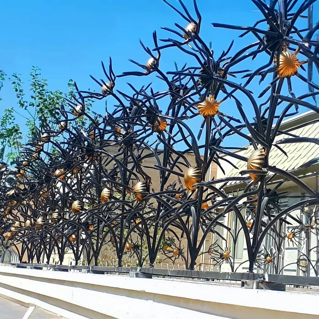 حفاظ گل آفتابگردان نصب شده روی دیوار ویلای مدرن در یزد