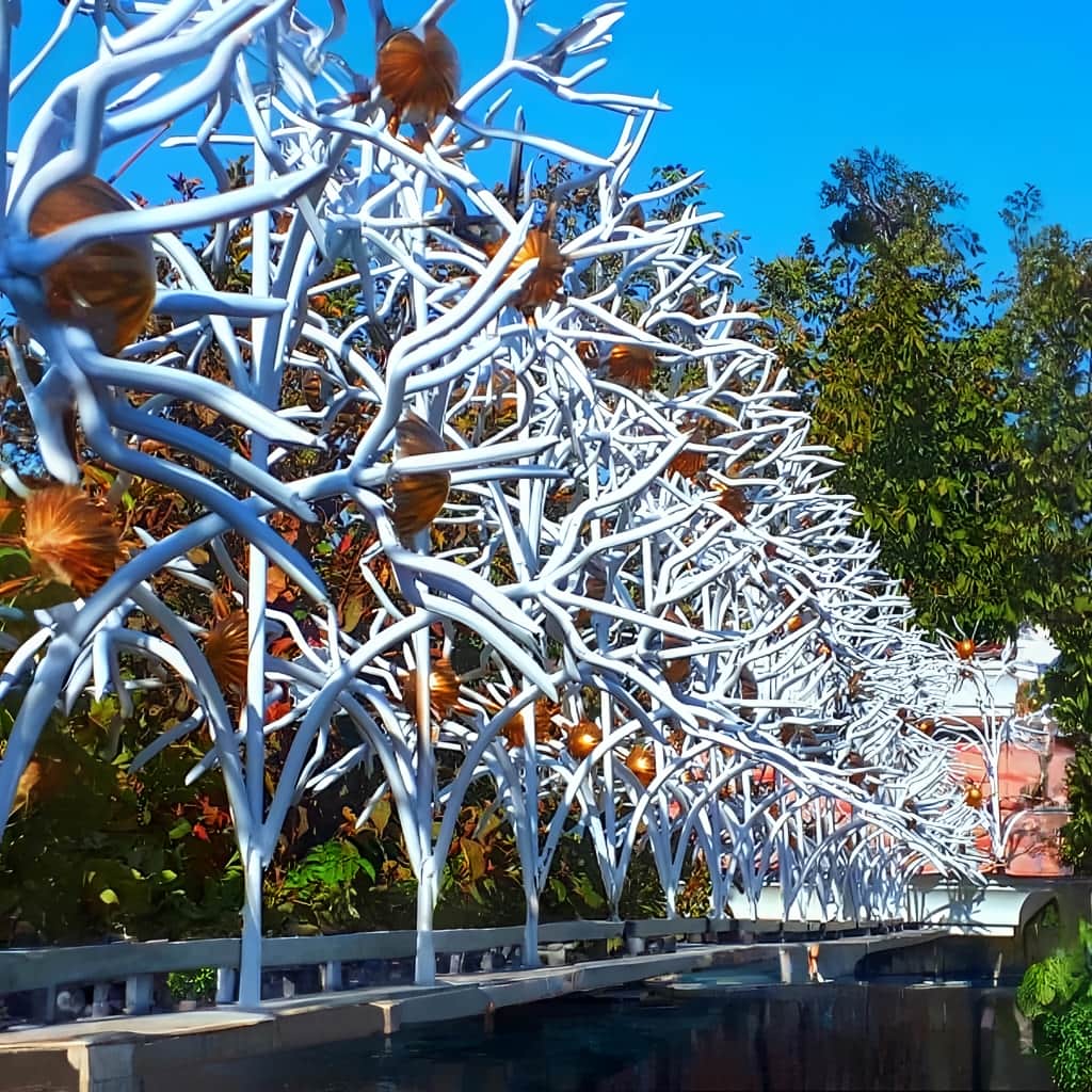 جزئیات طراحی گل آفتابگردان روی حفاظ فلزی در شهر یزد