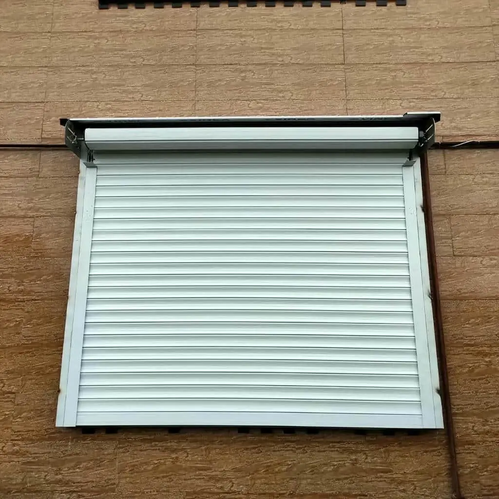 نمونه نصب کرکره برقی پنجره ساختمان در یزد