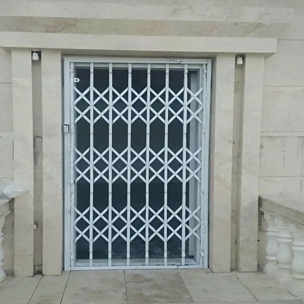 درب آکاردئونی نصب شده روی دیوار یزد درب آکاردئونی نصب شده روی دیوار یزد