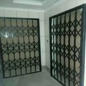 درب و حفاظ آکاردئونی نصب شده روی دیوار در یزد