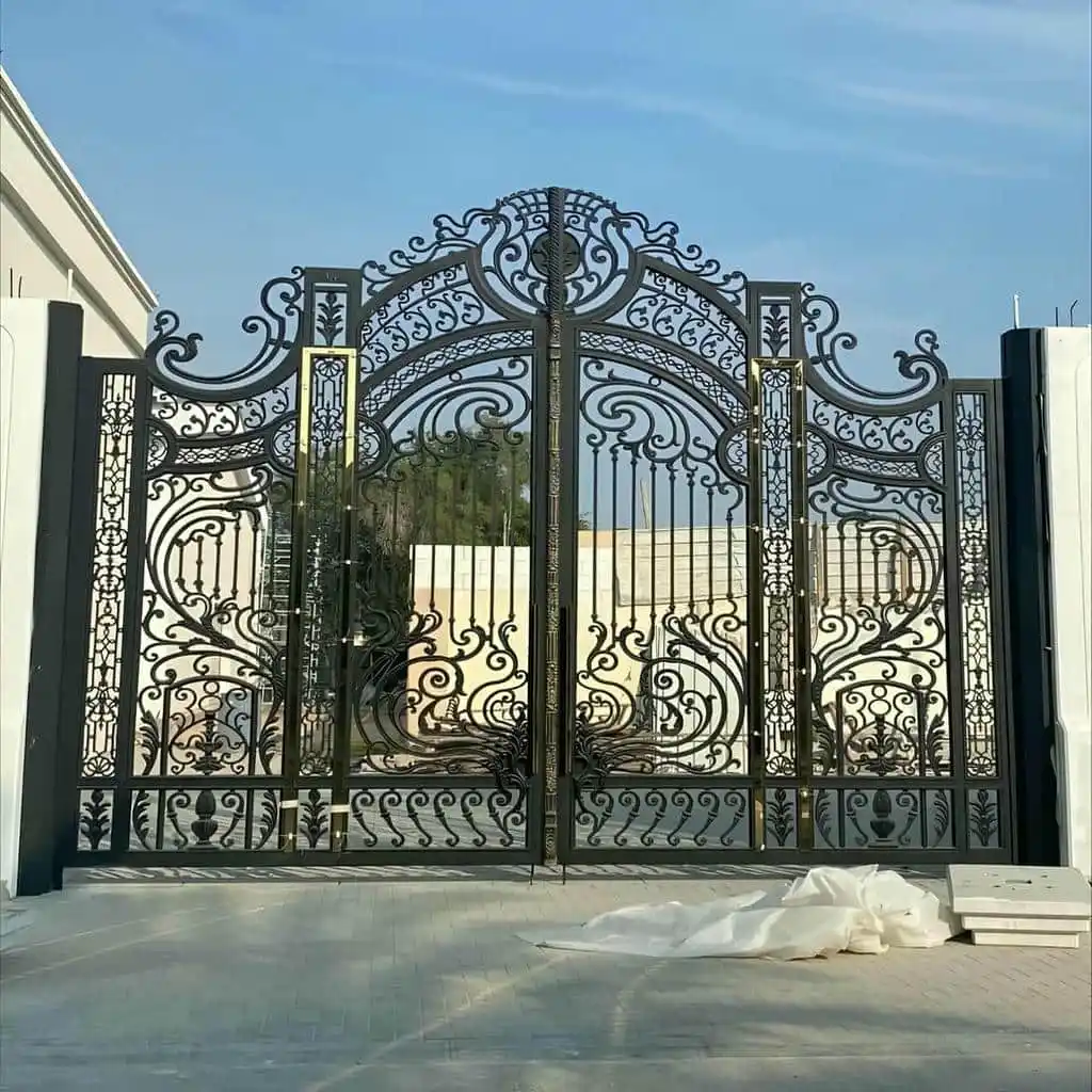 درب فرفورژه مدرن در یزد درب فرفورژه مدرن در یزد