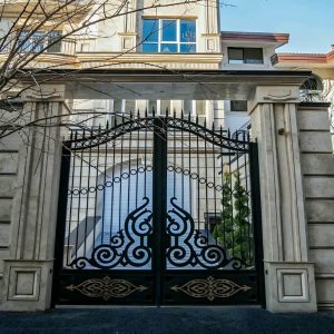 درب حیاط آهنی در یزد
