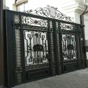 درب حیاط آهنی در یزد