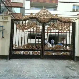 درب آهنی ورودی ساختمان در یزد