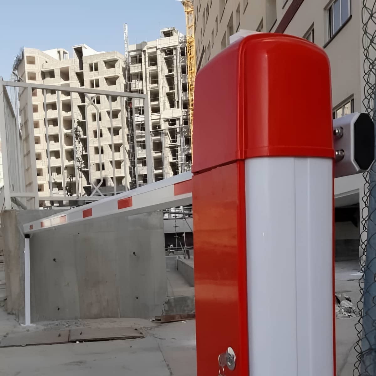 راهبند تاشو در یزد با پایه تراز کنار دیوار