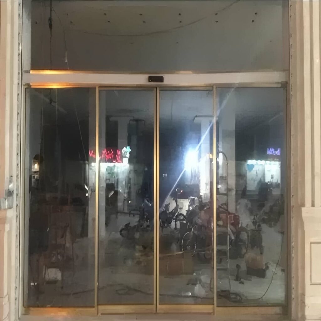 درب شیشه ای اتوماتیک با قفل برقی در یزد