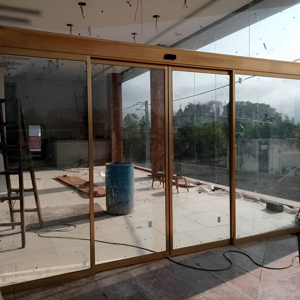 درب شیشه ای کشویی کمصدا برای هتل در یزد