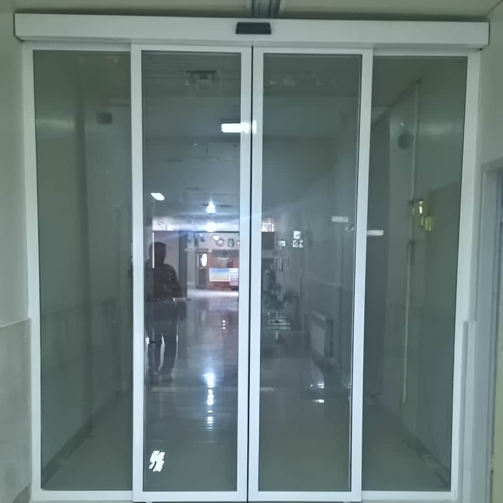 درب اتوماتیک شیشه ای کشویی یزد با غلطک مقاوم و روان درب اتوماتیک شیشه ای کشویی یزد با غلطک مقاوم و روان