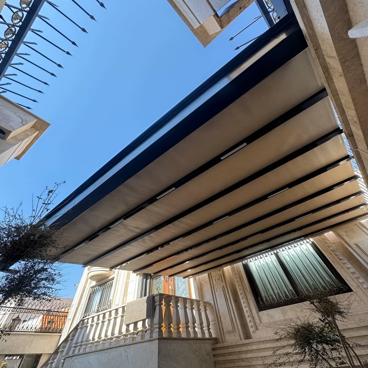 سقف برقی متحرک یزد با پوشش مقاوم روشن