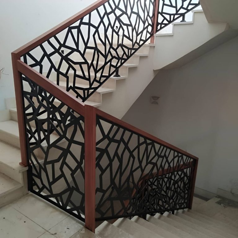 نرده طرح‌دار سی ان سی بالکن در یزد
