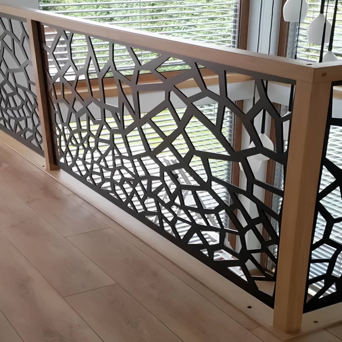 نرده فلزی سی ان سی طرحدار در یزد با اجرای سفارشی روی جان پناه