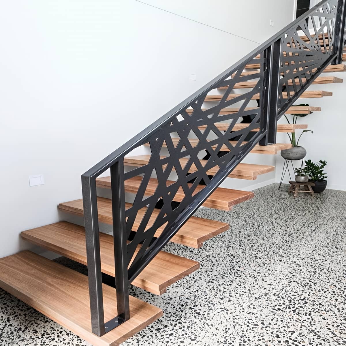 نرده سی ان سی بالکن طرحدار در یزد با طرح هندسی روی نمای مدرن