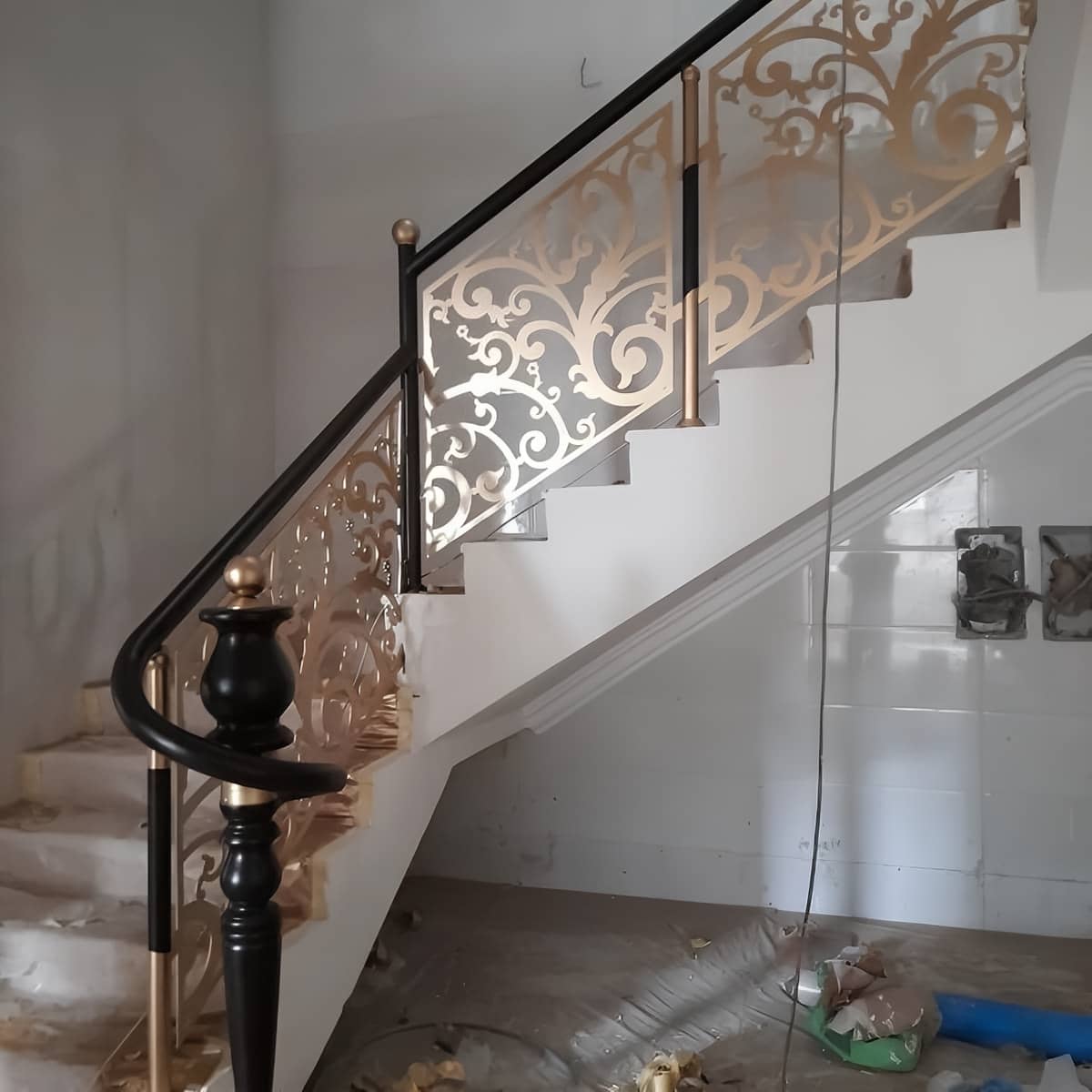 نرده فلزی سی ان سی طرحدار در یزد با الگوی برش هندسی برای بالکن