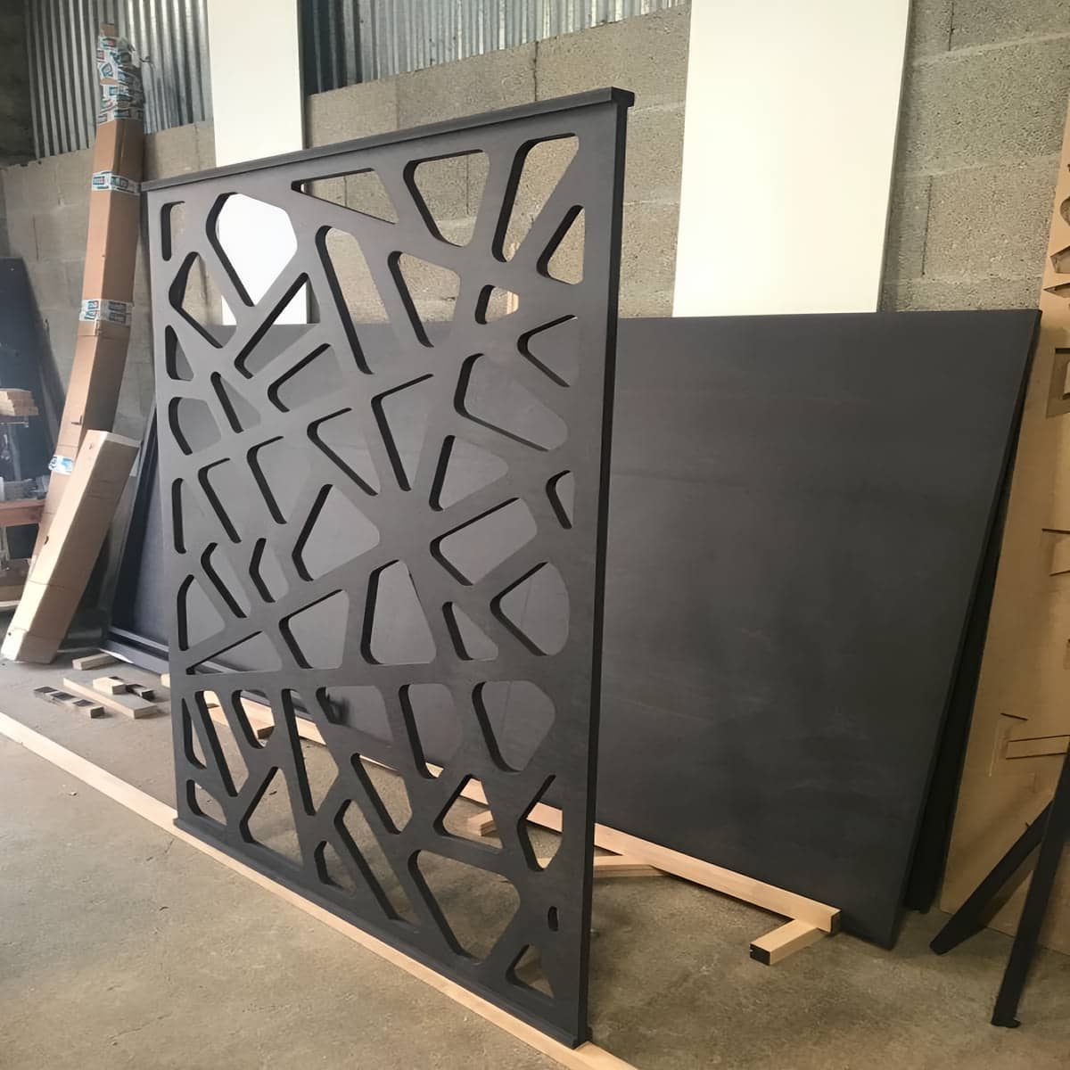 نرده سی ان سی محوطه حیاط در یزد با طرح هندسی روی دیوار ورودی