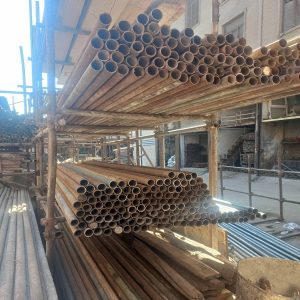 اجرای ایمن کتیبه بنر پرچم پارچه مشکی و ریسه با داربست در یزد