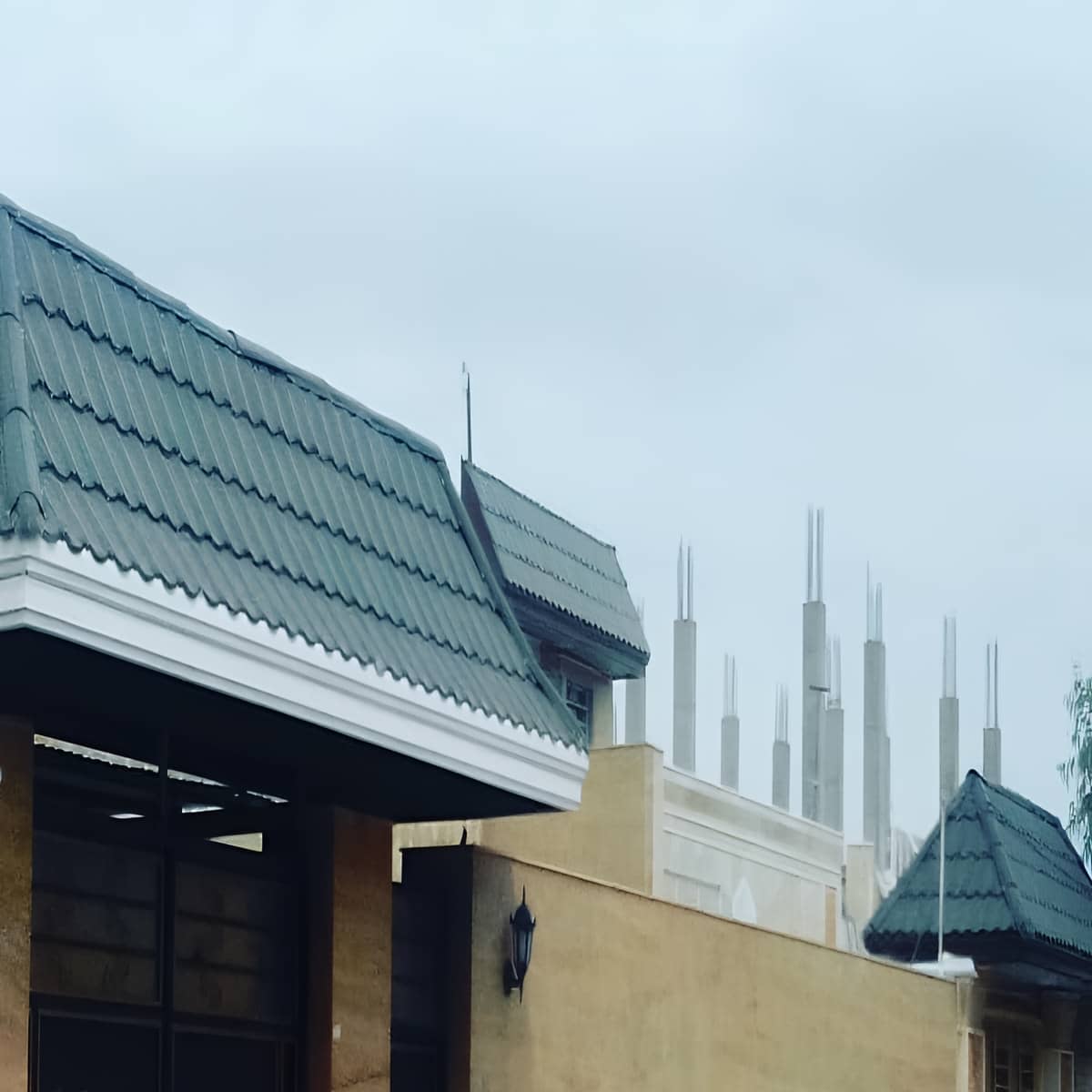 آردواز سردرب حیاط یزد با طراحی کلاسیک برای درب ورودی