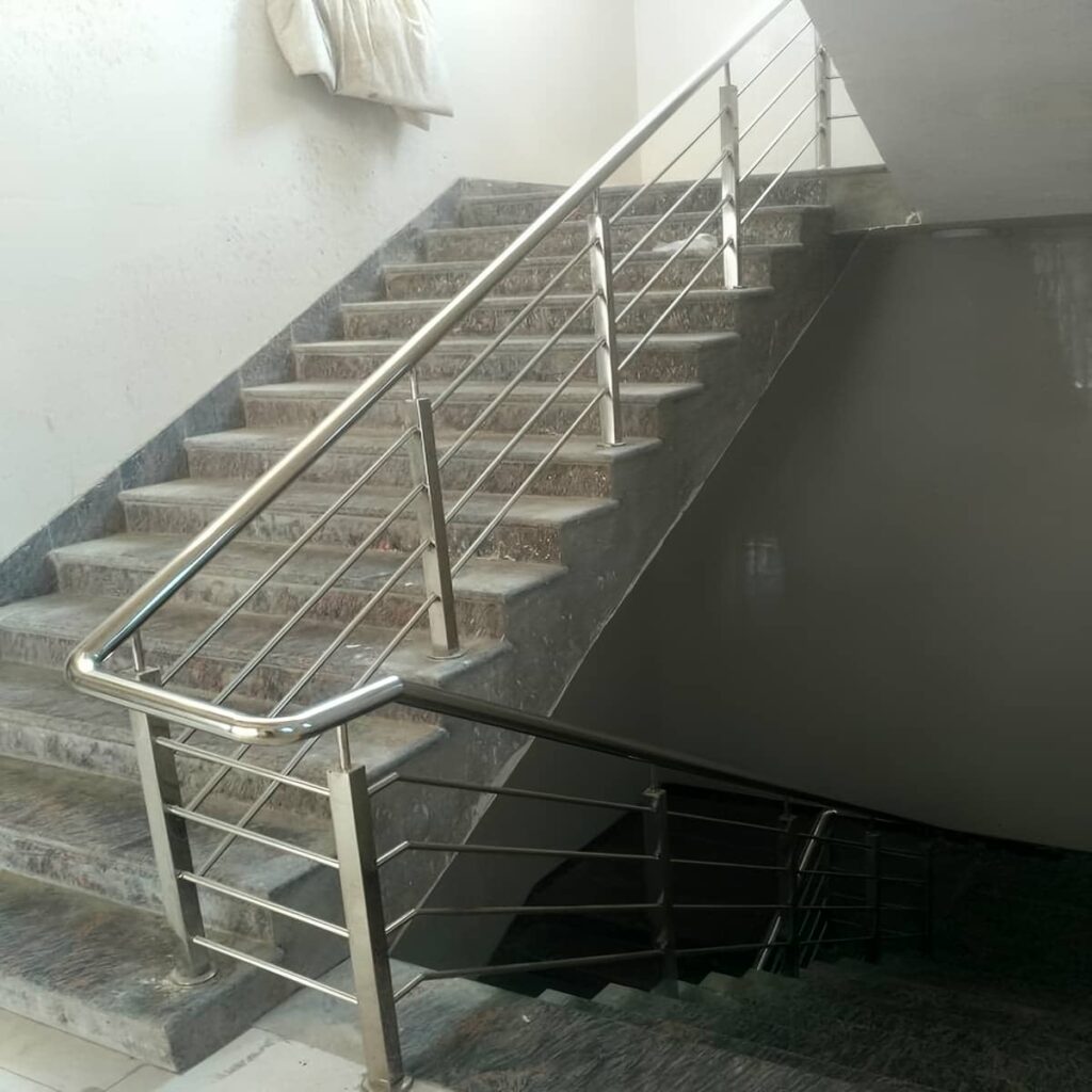 نصب نرده استیل راه‌پله با اتصالات استاندارد در یزد