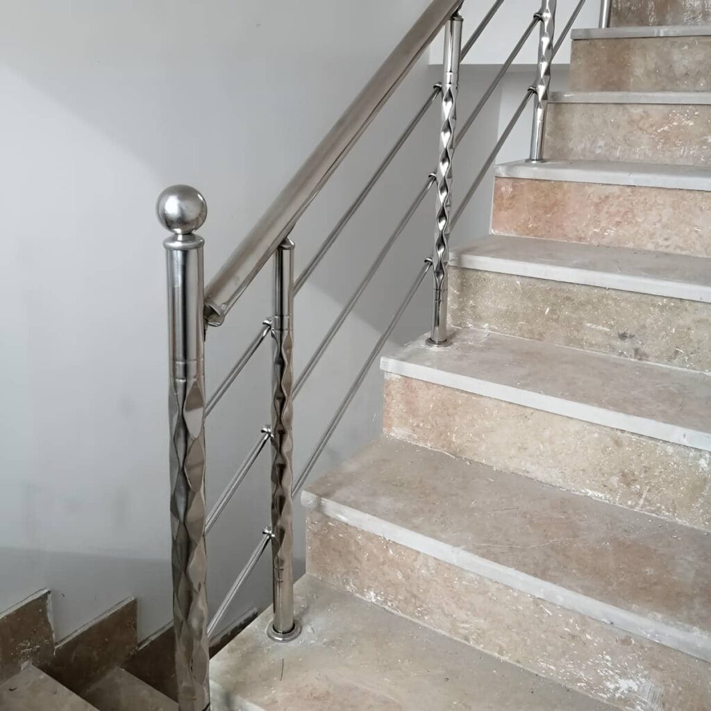 اجرای نرده استیل رمپ ساختمان اداری در یزد