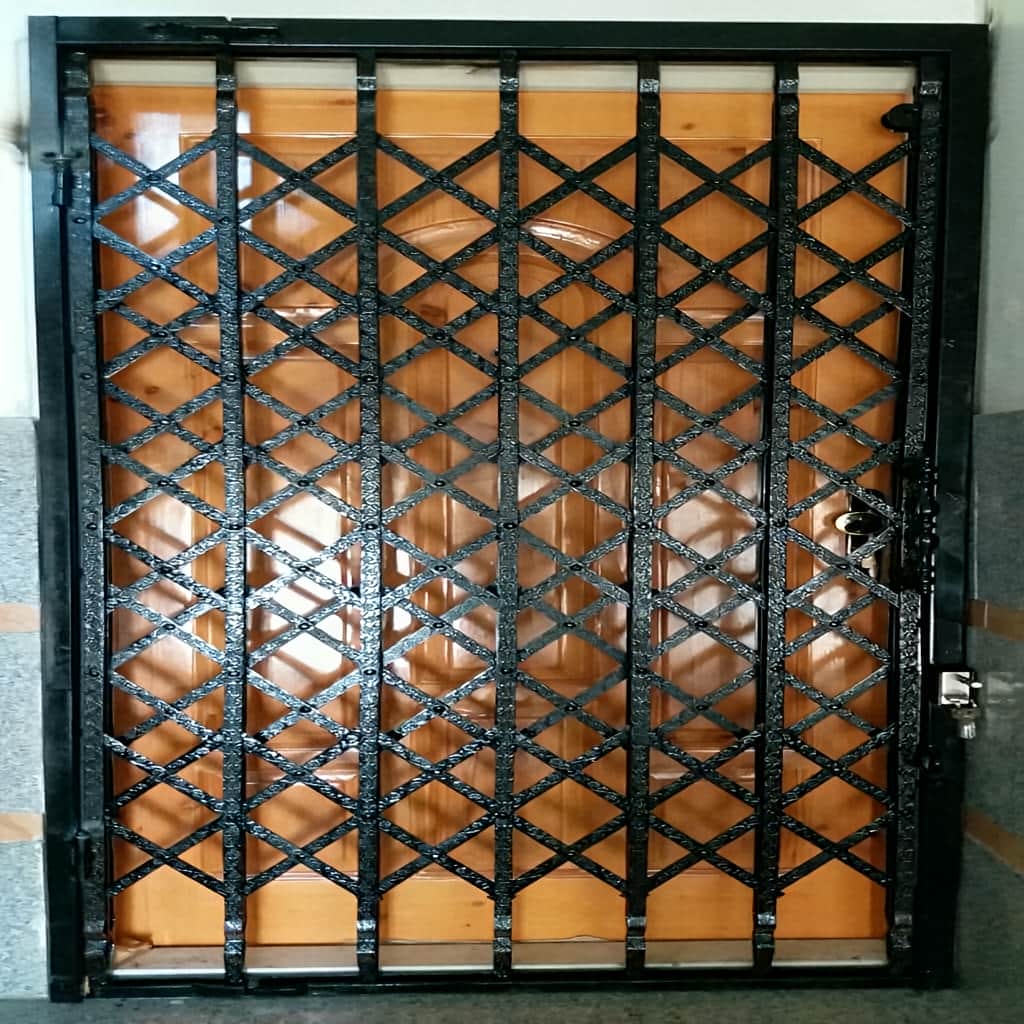 خدمات درب آکاردئونی پنج گل دوبل در یزد برای نصب و نگهداری