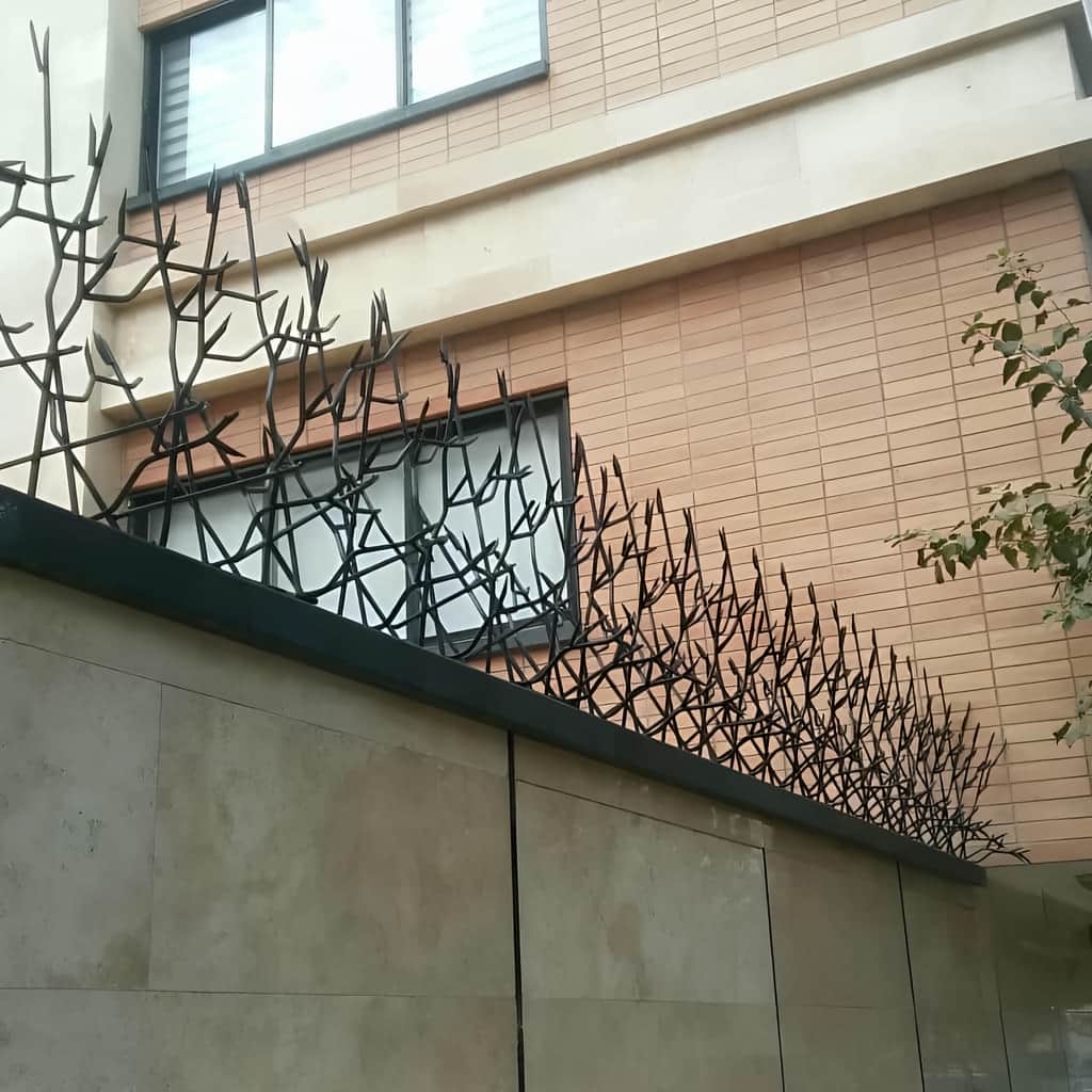 سفارش حفاظ آبشاری برای تاج سنگی دیوار در یزد